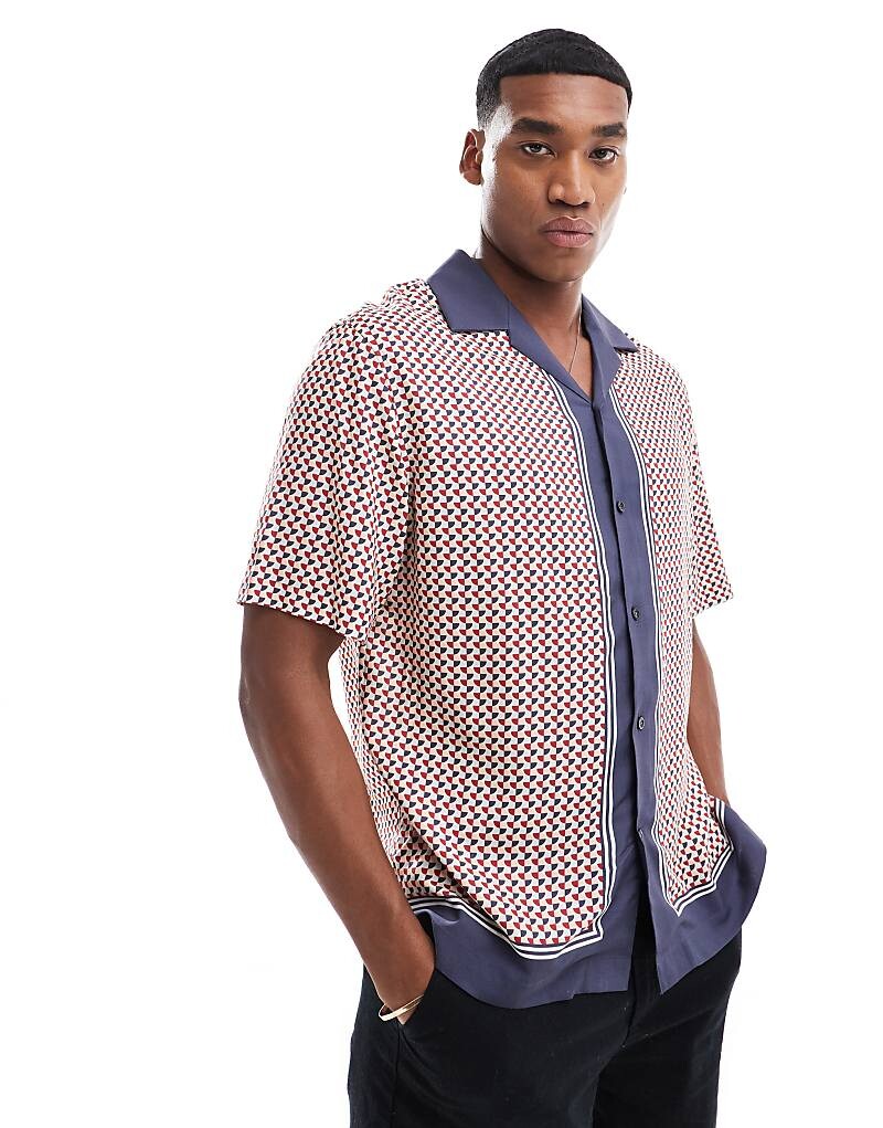 

Темно-синяя рубашка оверсайз с кубинским воротником, узором и контрастной отделкой Selected Homme