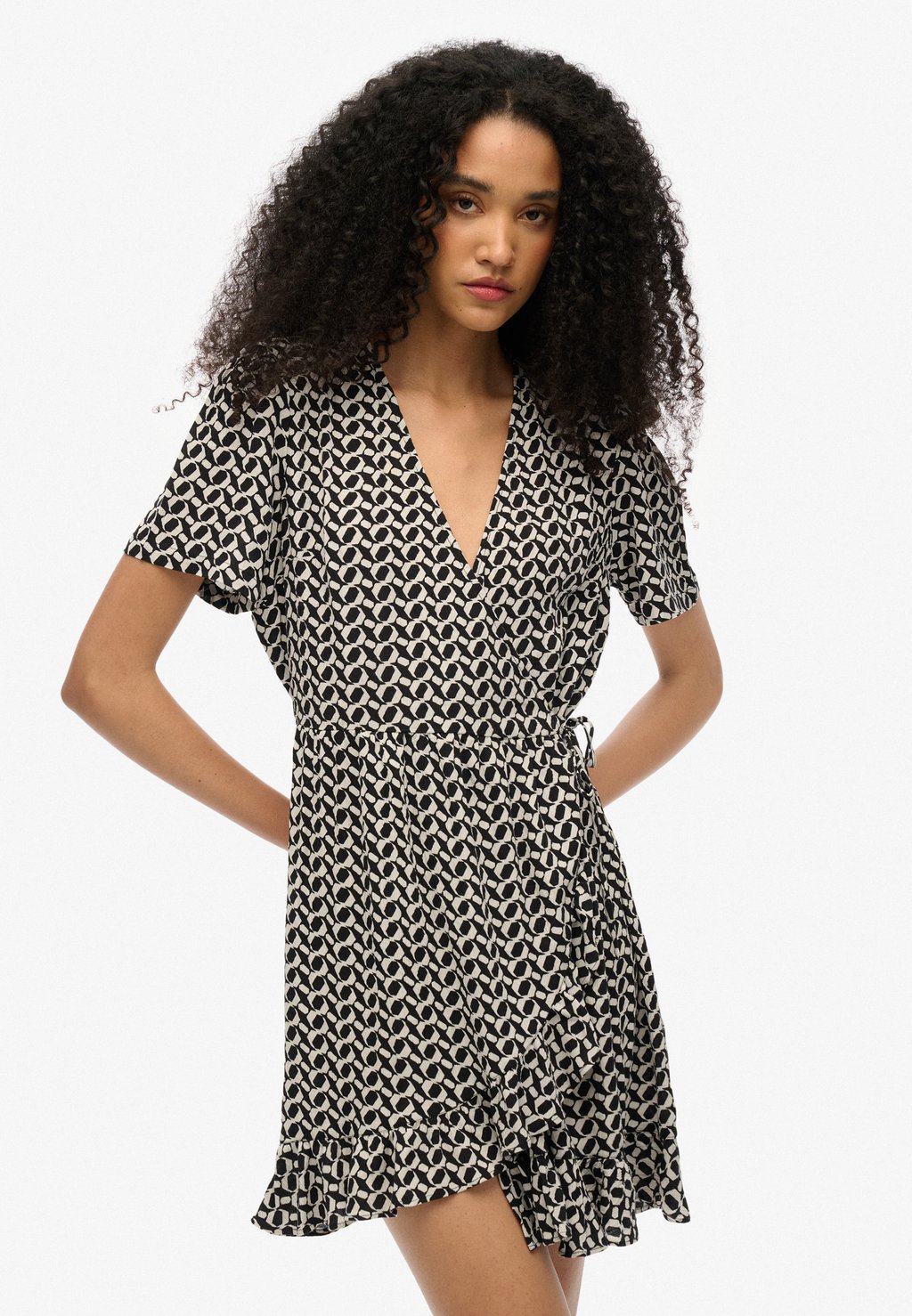 

Повседневное платье SHORT SLEEVE PRINTED MINI WRAP Superdry, черный