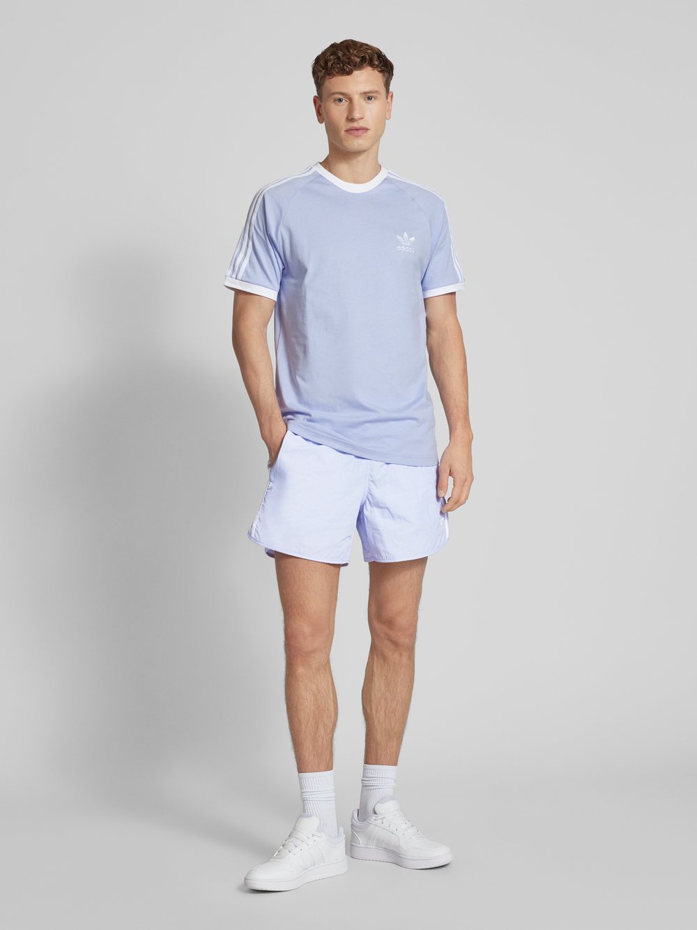 

Шорты с кантом adidas Originals, сиреневый
