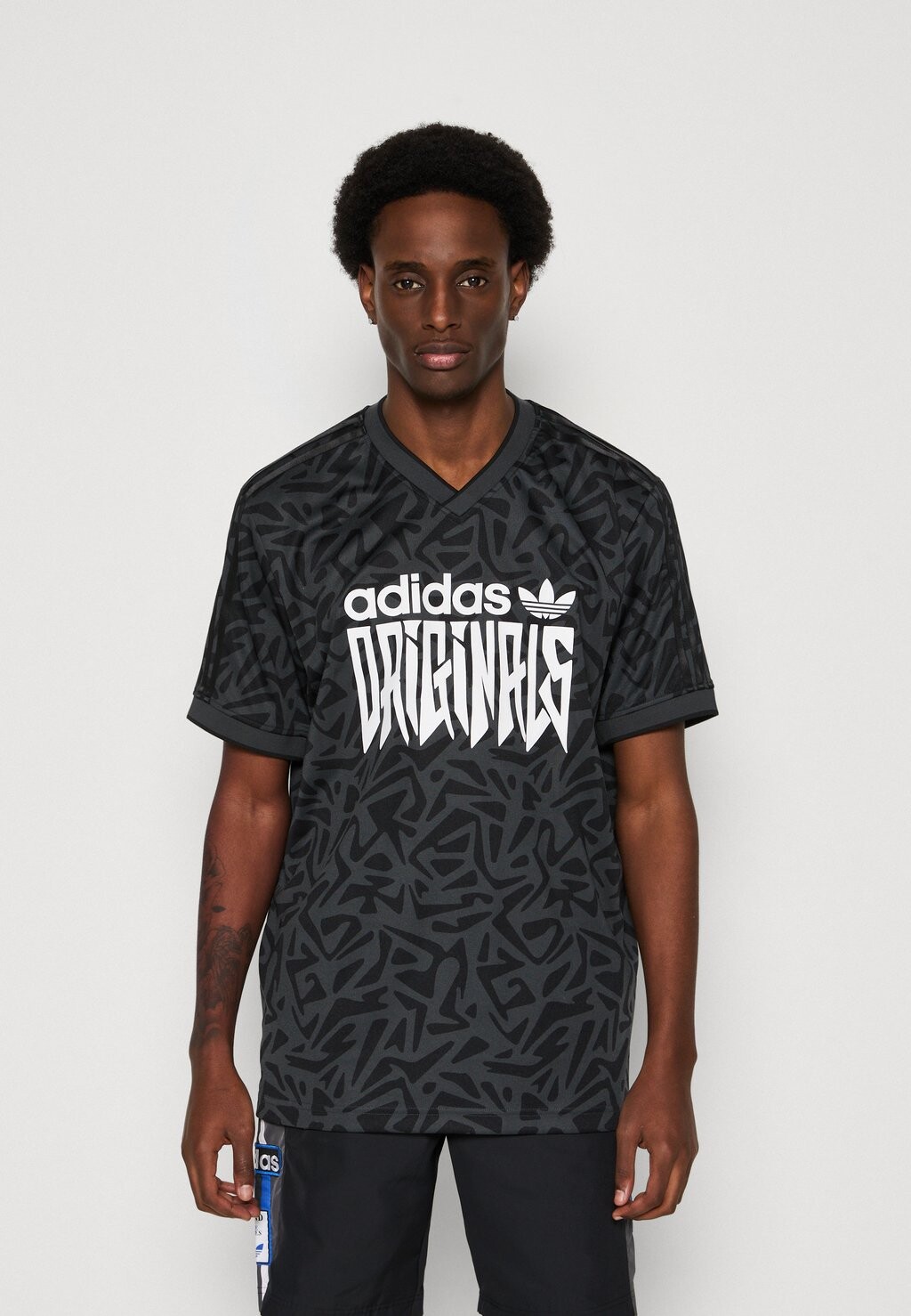 

Футболка с принтом adidas Originals, карбон