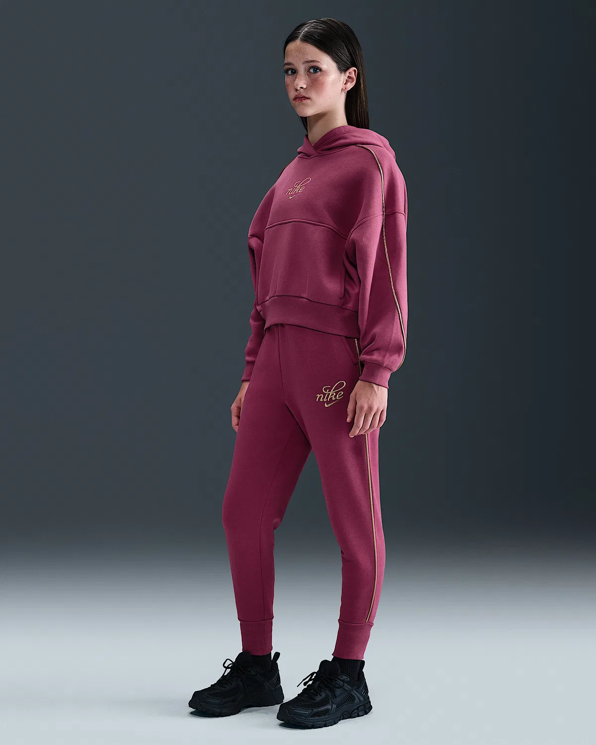 Детская (девичья) свободная худи Nike Sportswear Club Fleece, Sweet Beet/Metallic Gold — фото 4