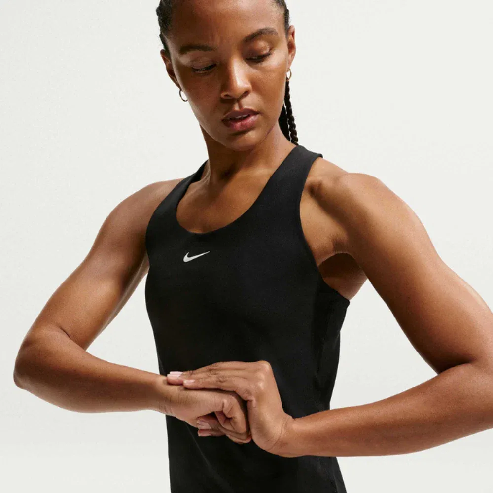 Спортивный бюстгальтер-топ Nike Swoosh для женщин, черный, Dri-fit, с поддерживающими вставками, DSGL950, Black — фото 3