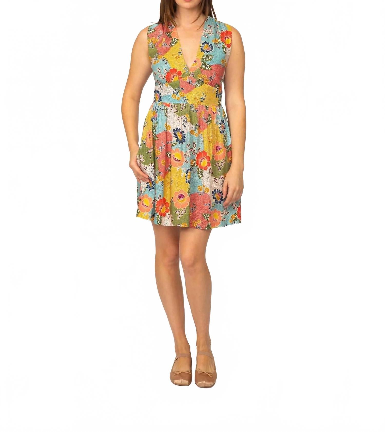 

Мини-платье с V-образным вырезом в Осаке Cameo, Osaka