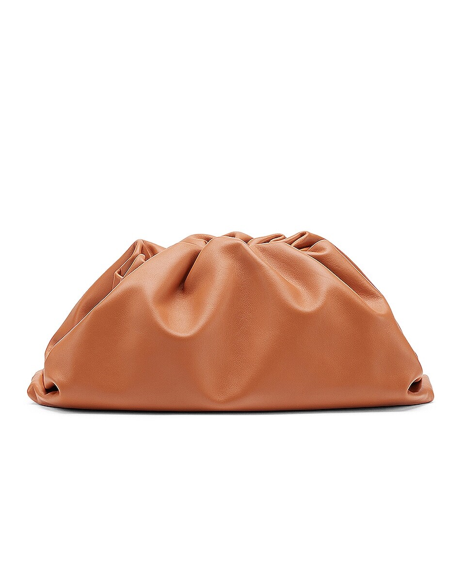 

Сумка-клатч Bottega Veneta The Pouch, цвет Clay & Gold