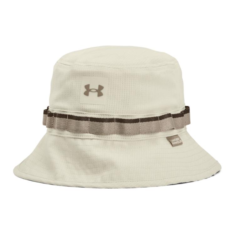 

Под серой футболкой из полиэстера мужская панама Under Armour