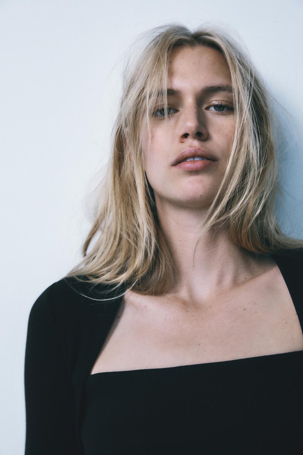 

Футболка с квадратным вырезом в рубчик ZARA, черный