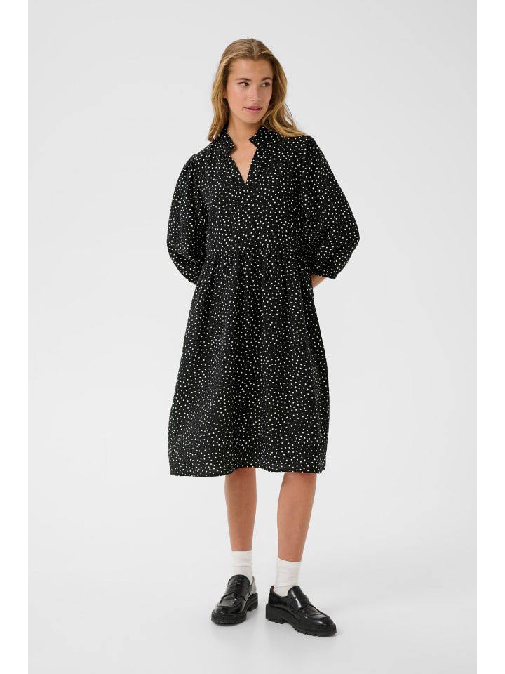 

Платье KArea, классического кроя, черного цвета с меловыми точками. Kaffe