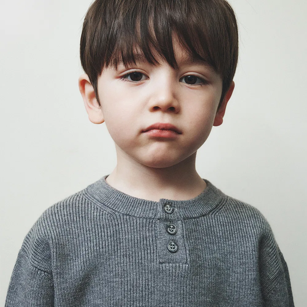 Детский вязаный джемпер с воротником хенли серый от Wednesdayoasis Kids — фото 4