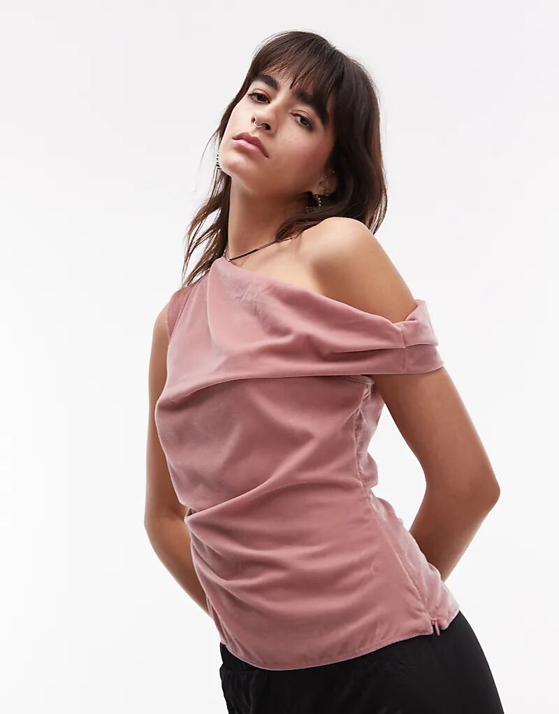 

Бархатный топ с асимметричными плечами цвета румян Topshop