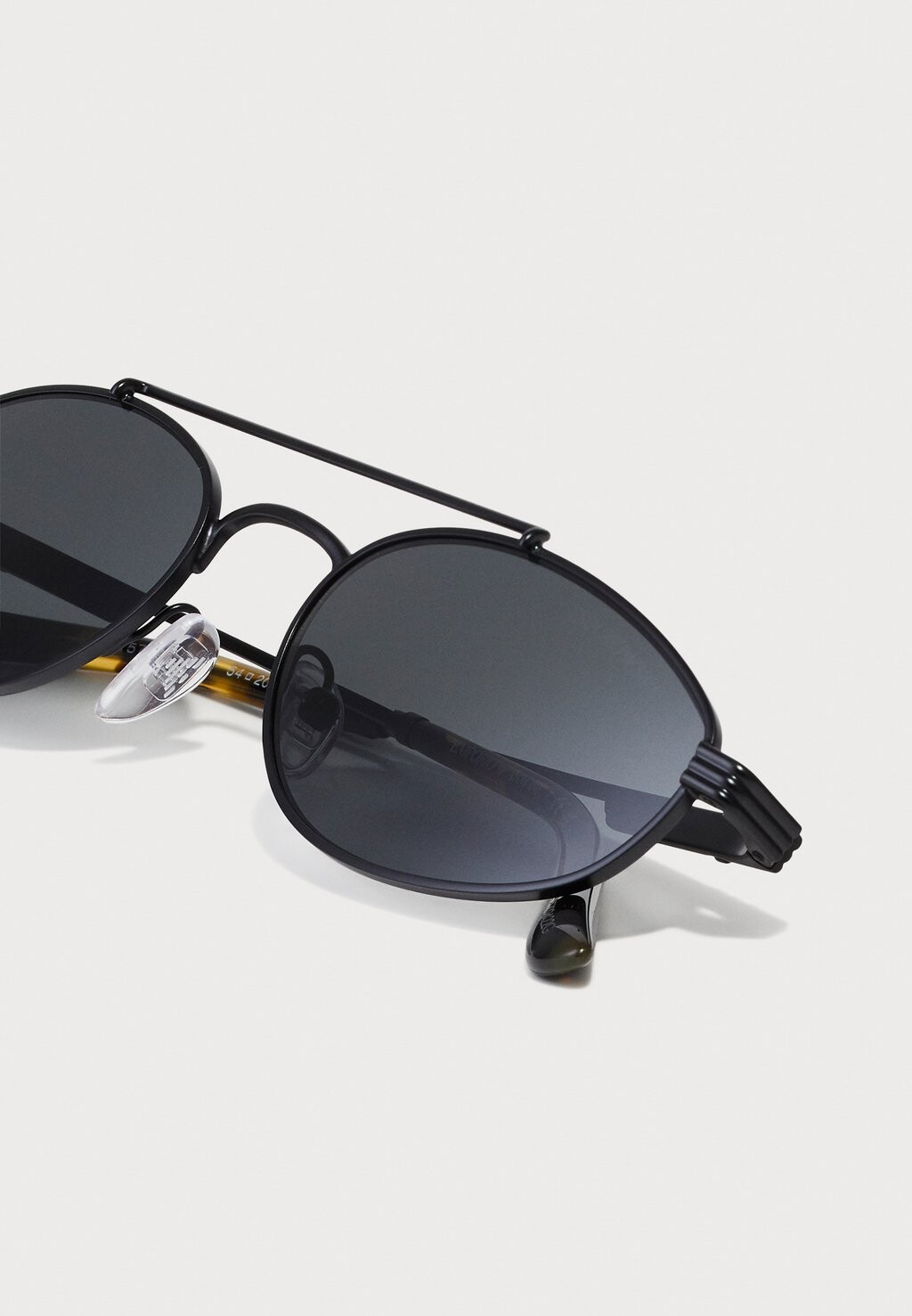 

Солнцезащитные очки Emporio Armani, черный