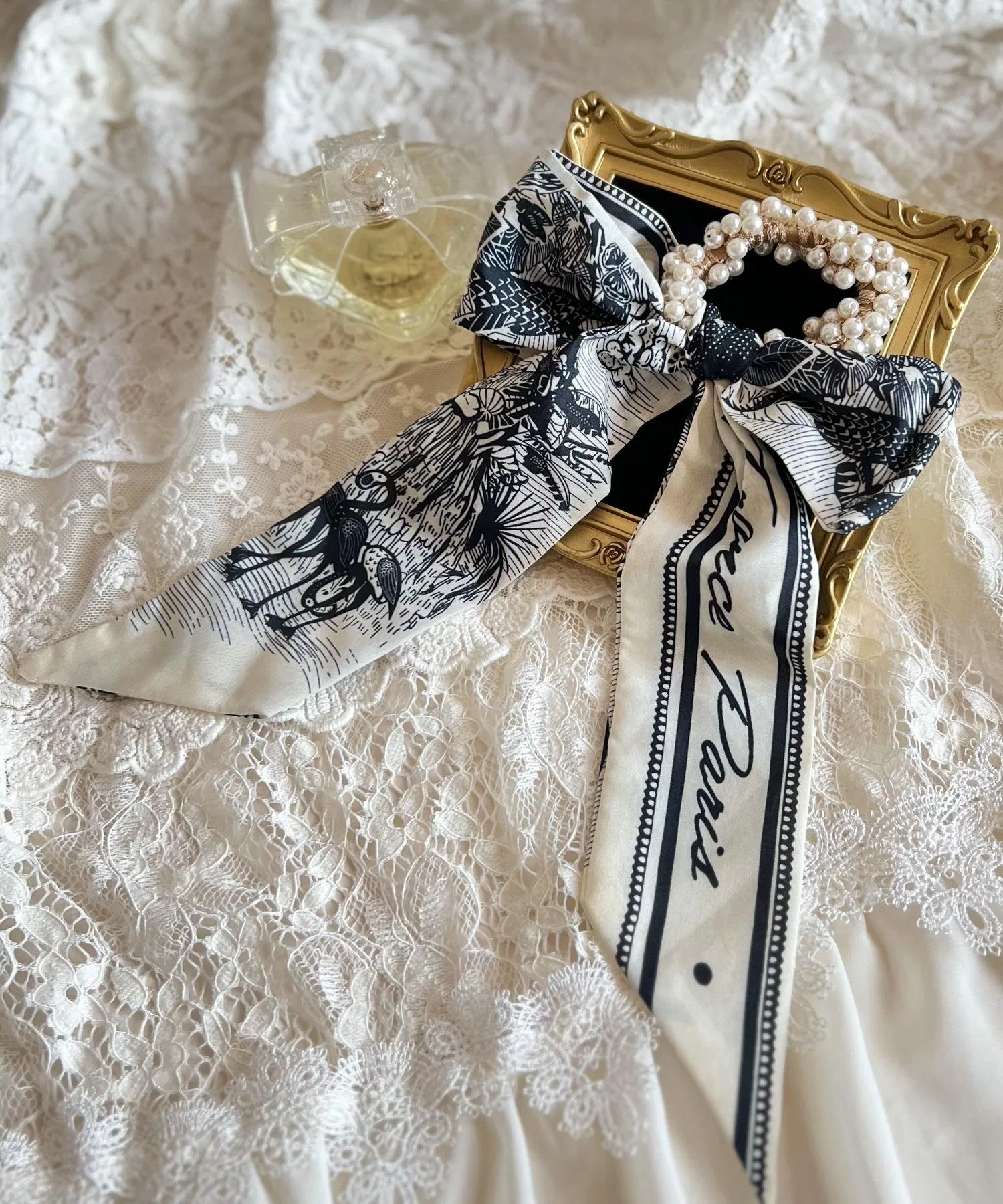 Шелковый шарф-резинка для волос Blanc de Blue с жемчугом, темно-синий
