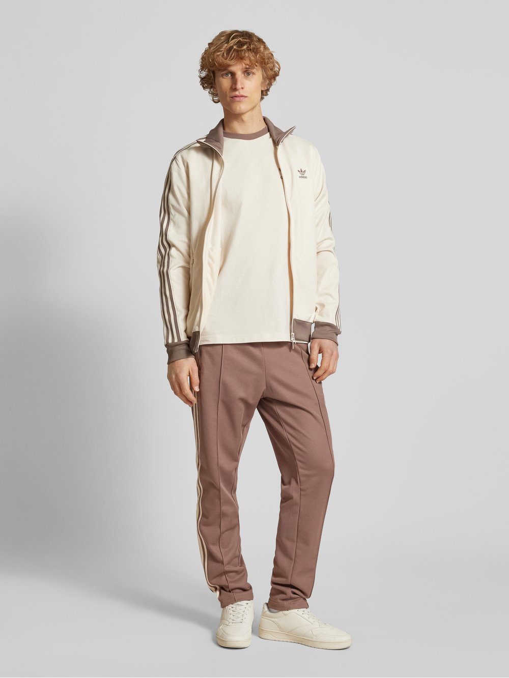 

Спортивные брюки с эластичным поясом adidas Originals, темно-коричневый