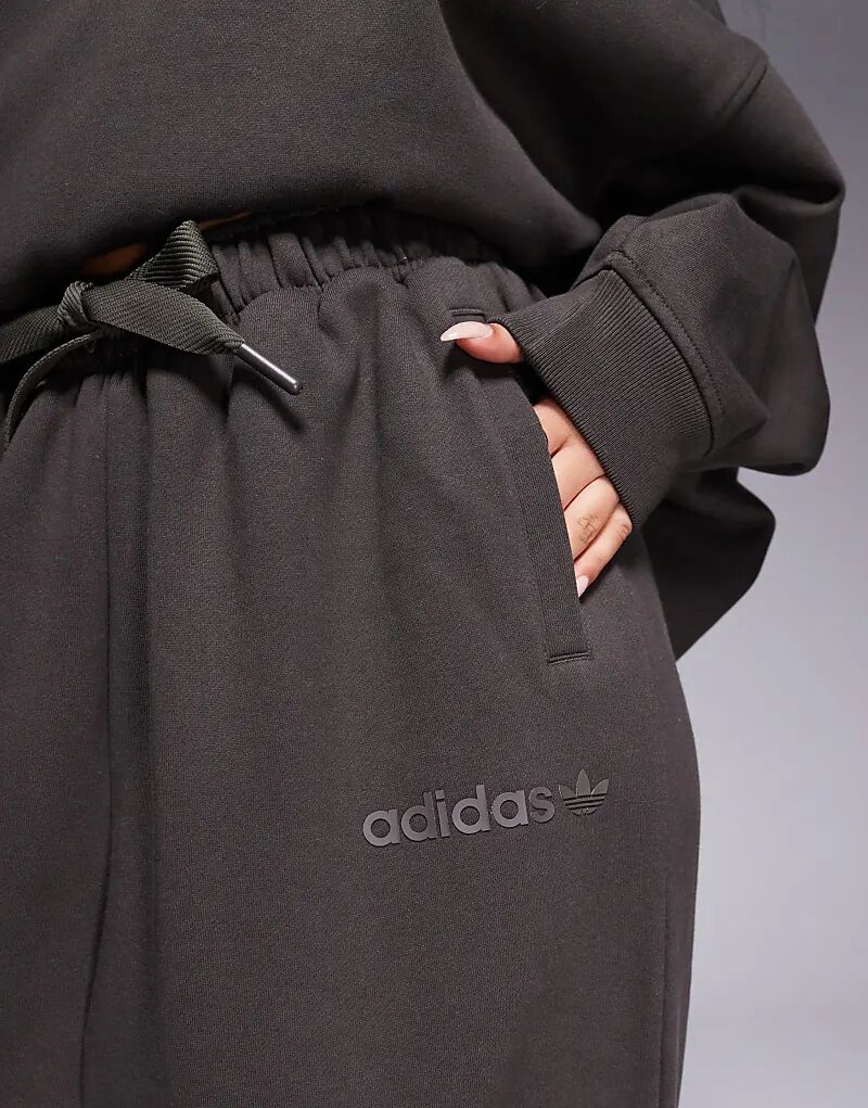 Джоггеры Adidas Originals с линейным логотипом цвета темного хаки — фото 3
