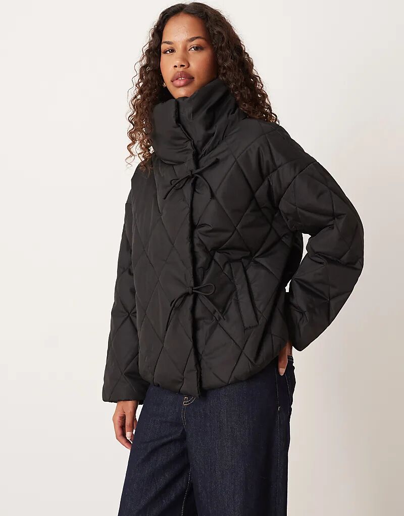 

Стеганая куртка Vila с высоким воротом и завязками черного цвета