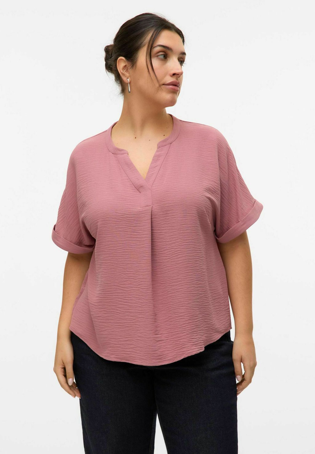 

Блуза MIT KURZEN ÄRMELN V-AUSSCHNITT Vero Moda Curve, светло-розовый