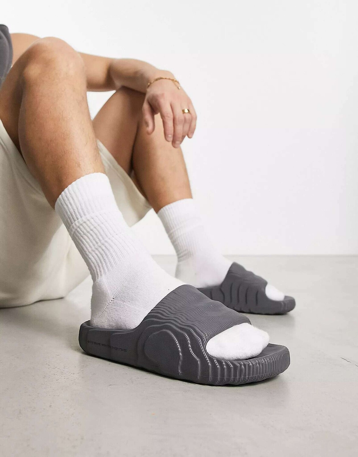Серые шлепанцы adidas Originals Adilette 22
