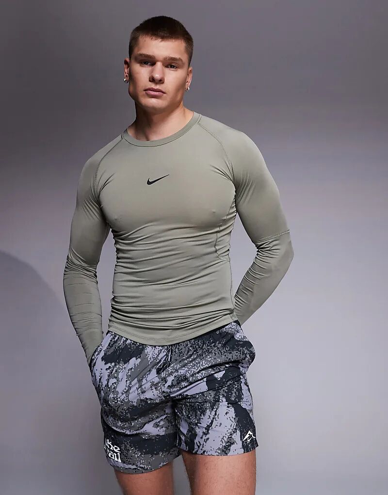 

Футболка Nike Pro Training Dri-FIT muscle fit с длинными рукавами цвета хаки Nike Training