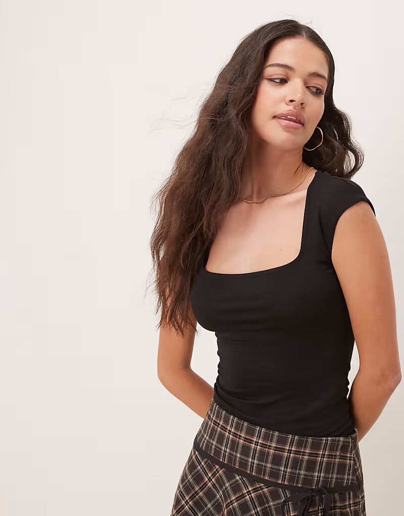 

Топ Gina Tricot Soft Touch с короткими рукавами и глубоким круглым вырезом черного цвета