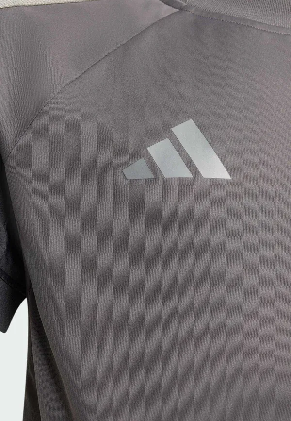 Футболка спортивная Adidas Performance Audi revolut f1 team driver replica, серый страта/железный металлик — фото 3