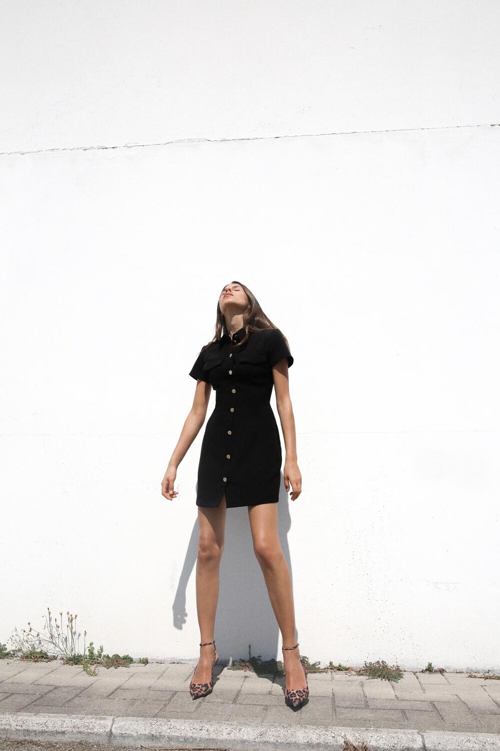 

Короткое платье с золотыми пуговицами ZARA, черный