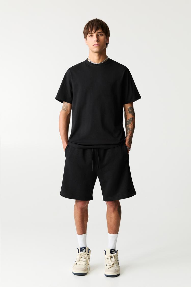 

Комплект из базовых шорт-бермуд и футболки Pull And Bear, черный