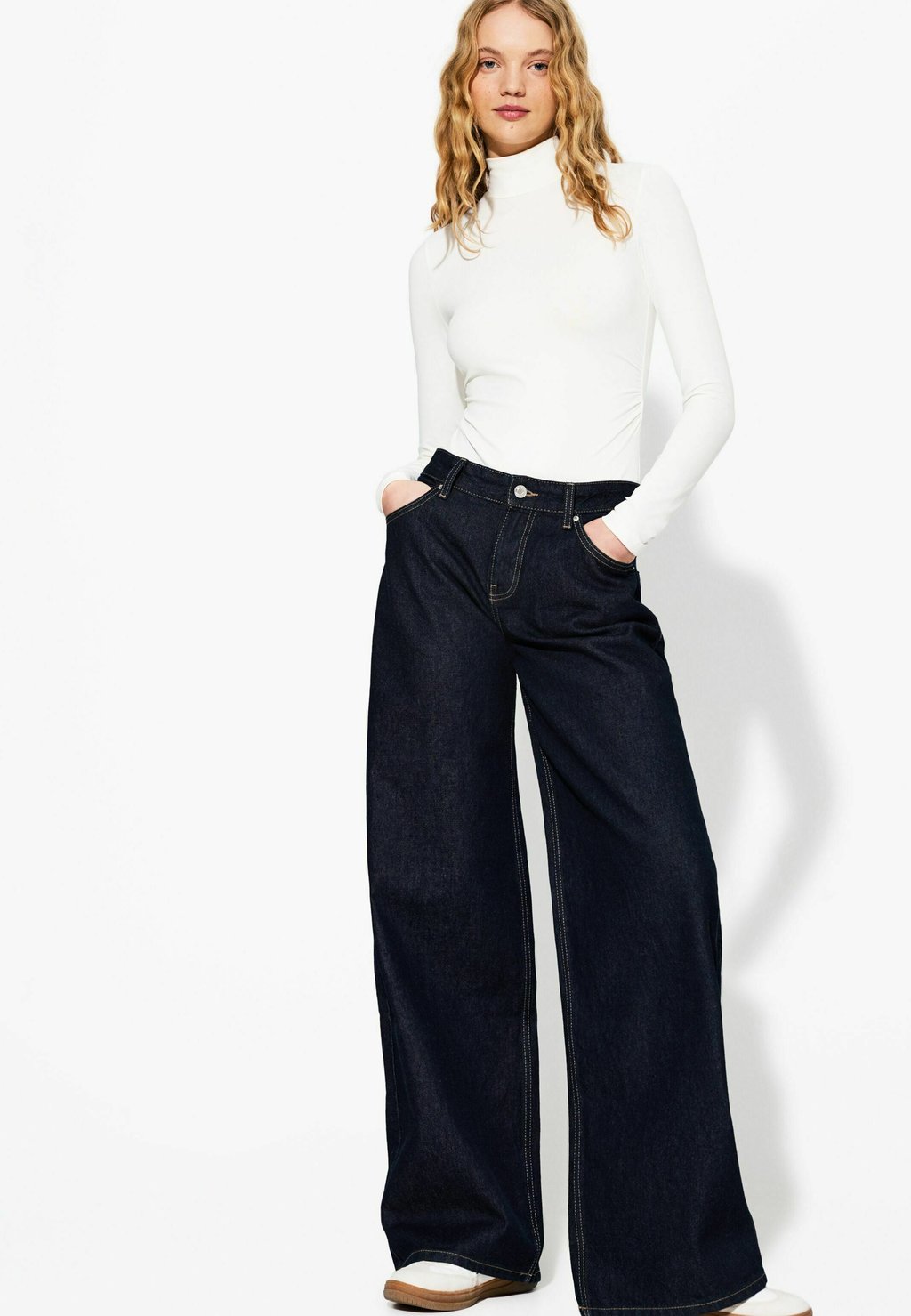 

Футболка с длинным рукавом NECK Bershka, белый