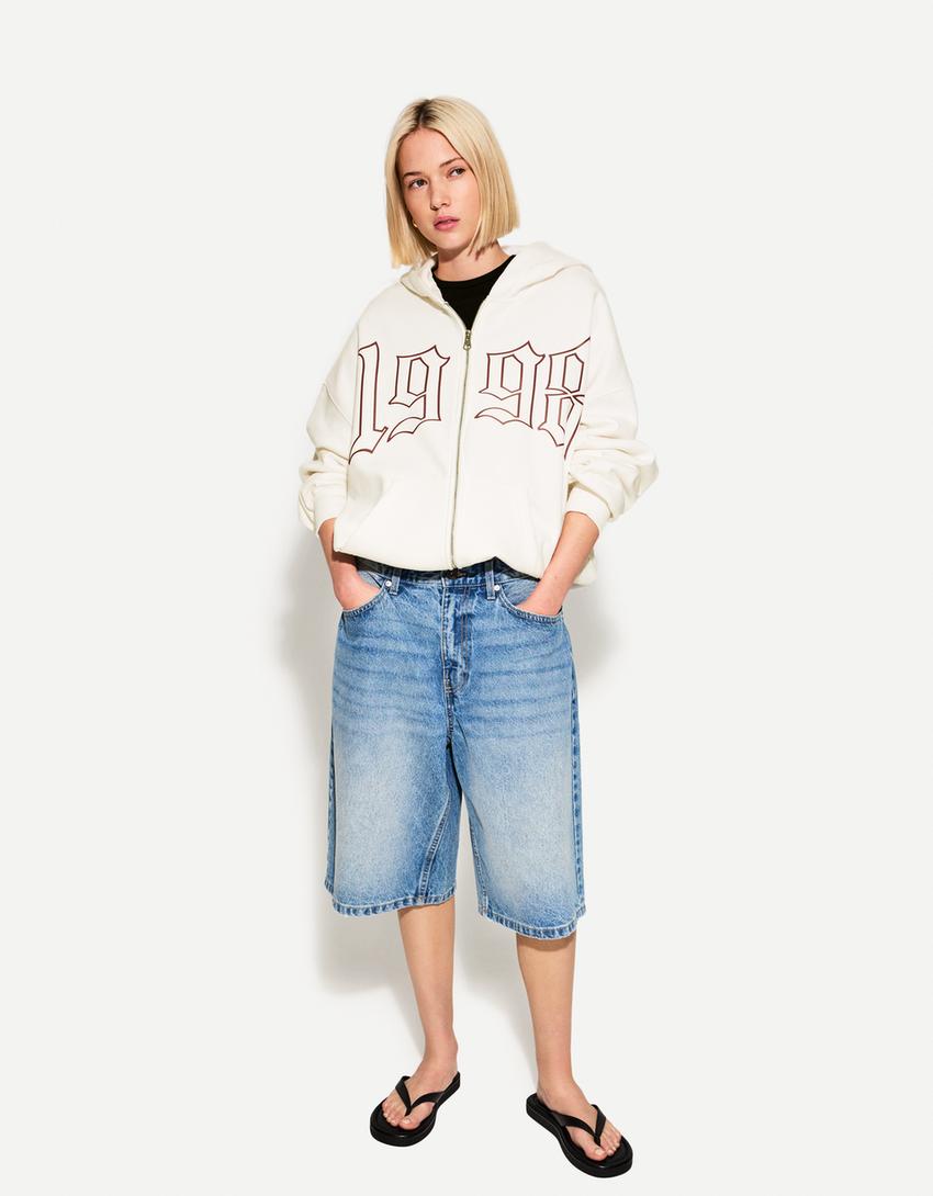 

Толстовка с капюшоном на молнии с принтом Bershka, белый