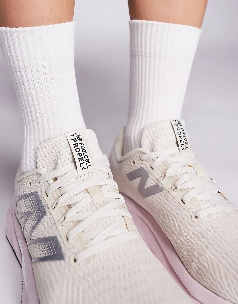 Кроссовки для бега New Balance Propel бежевого и розового цветов — фото 3