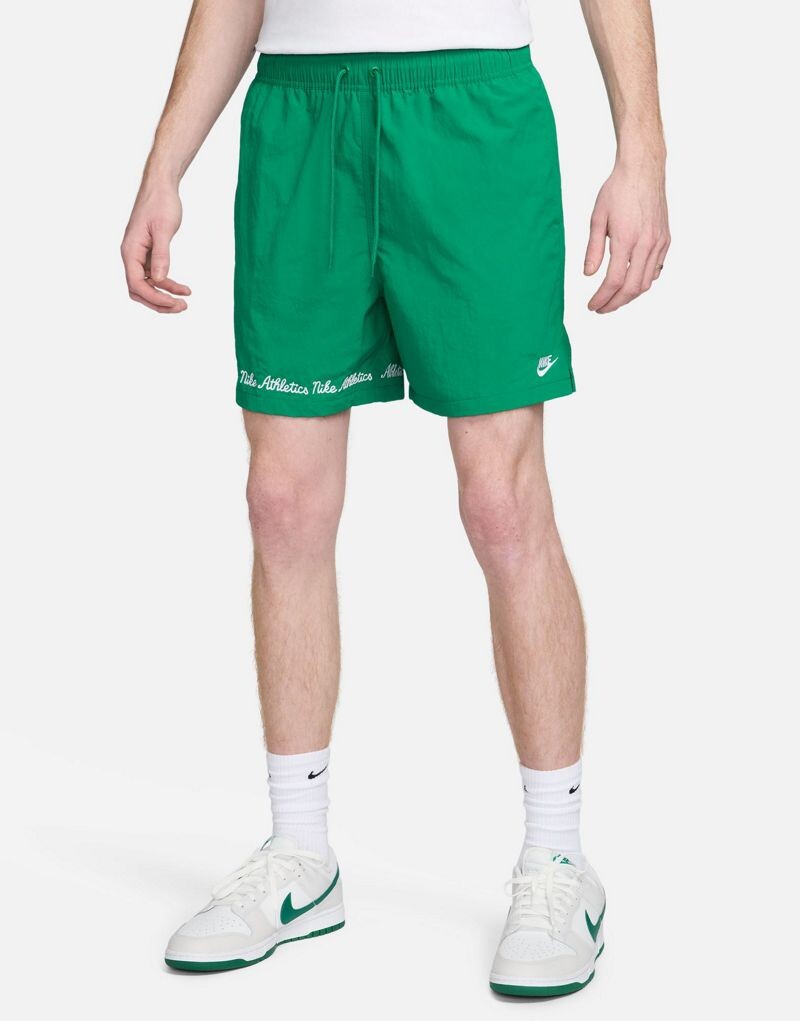 

Зеленые университетские шорты Nike Club