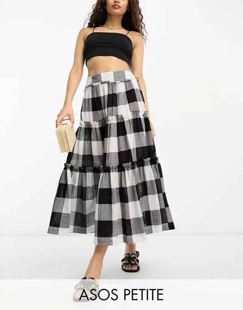 

Черно-белая многоярусная юбка миди в клетку ASOS DESIGN Petite
