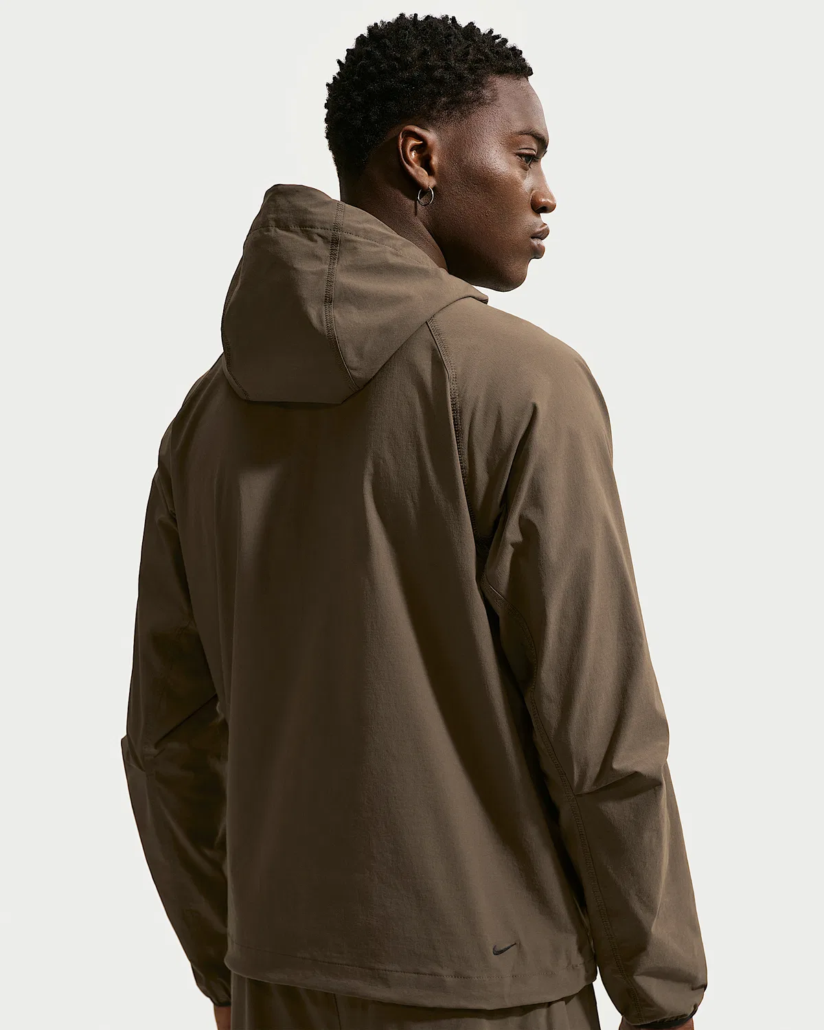 Мужская куртка Windrunner Dri-FIT Woven Full-Zip Nike Tech, Dark Hazel/Dark Hazel/Black — фото 2