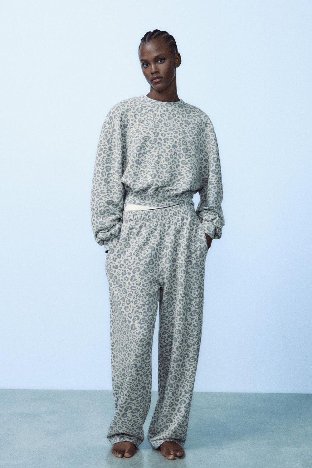 

Брюки с эффектом потертости и животным принтом ZARA, цвет leopard