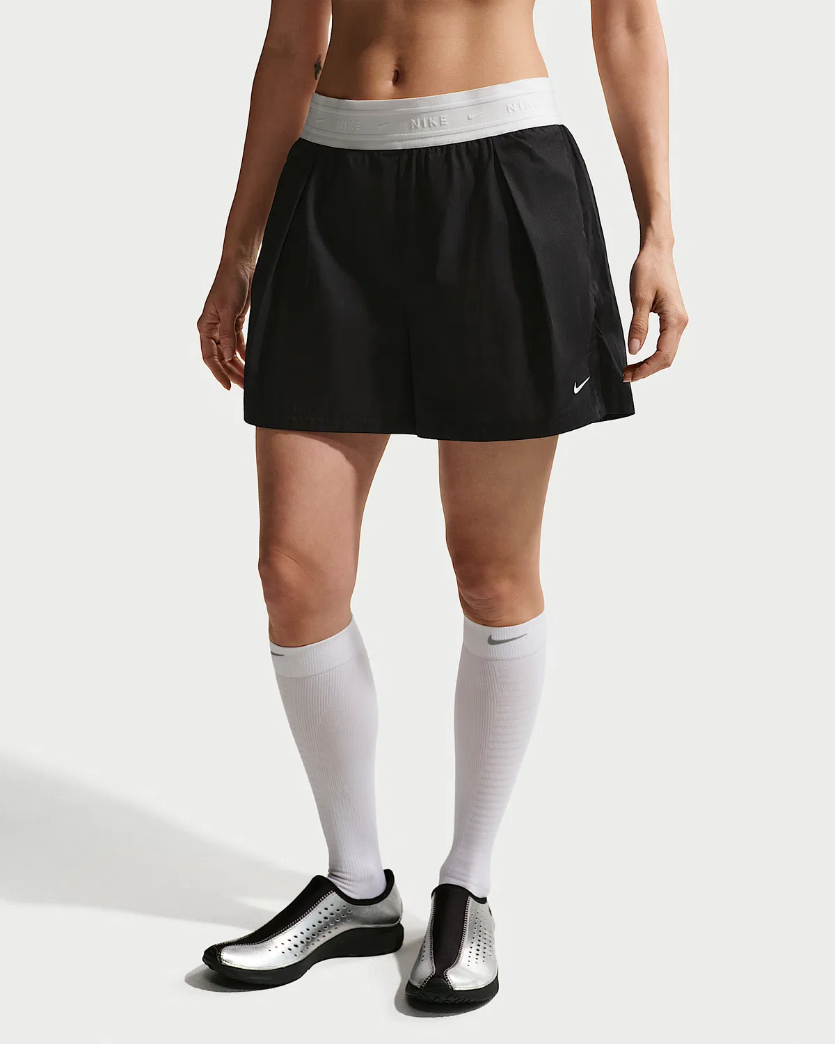Женские свободные шорты со средней посадкой Nike Sportswear Chill Poplin, Black/Summit White — фото 2