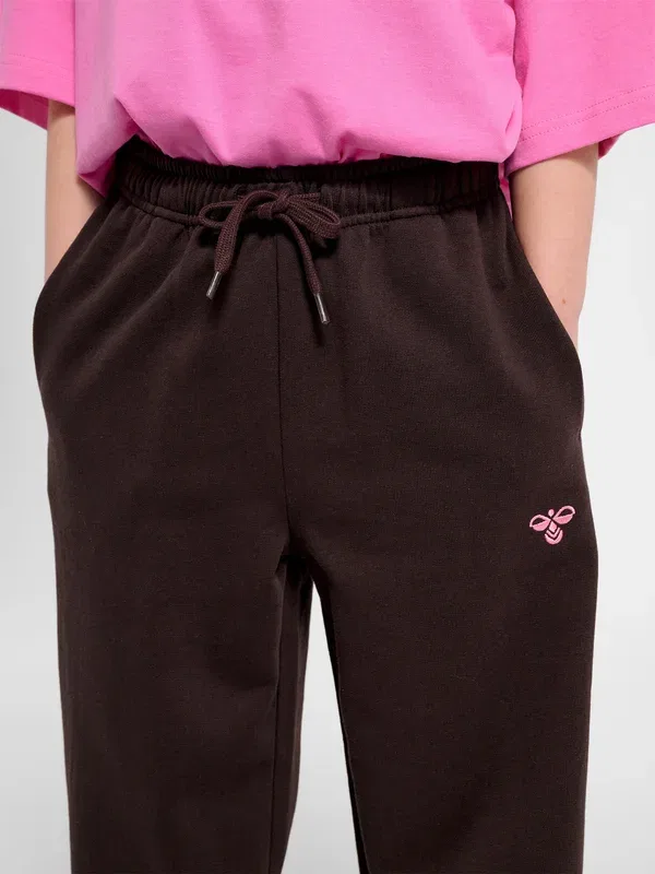 Спортивные штаны Hummel Hmljr jump boxy tracksuit bottoms, шоколадный торт — фото 4