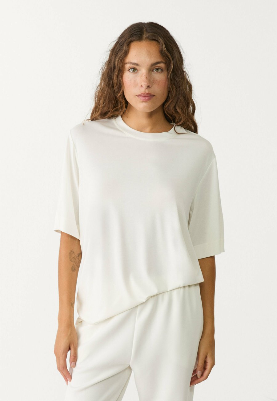 

Футболка Stradivarius SOFT-TOUCH , Beige