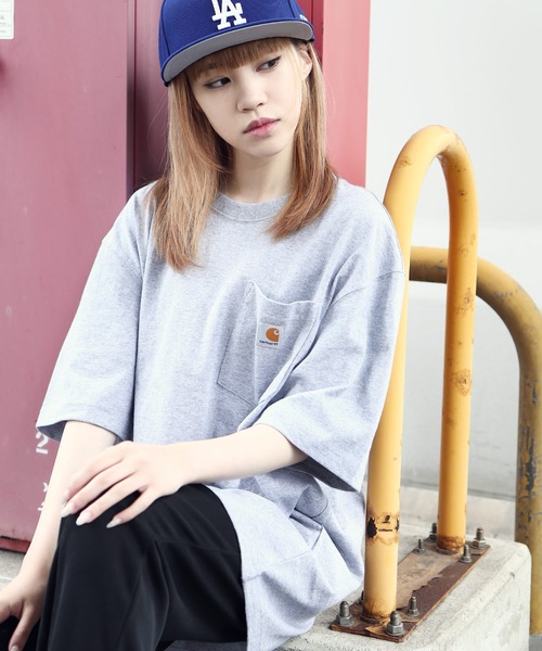 

Футболка с коротким рукавом, большим нагрудным карманом и нашивкой с логотипом Carhartt