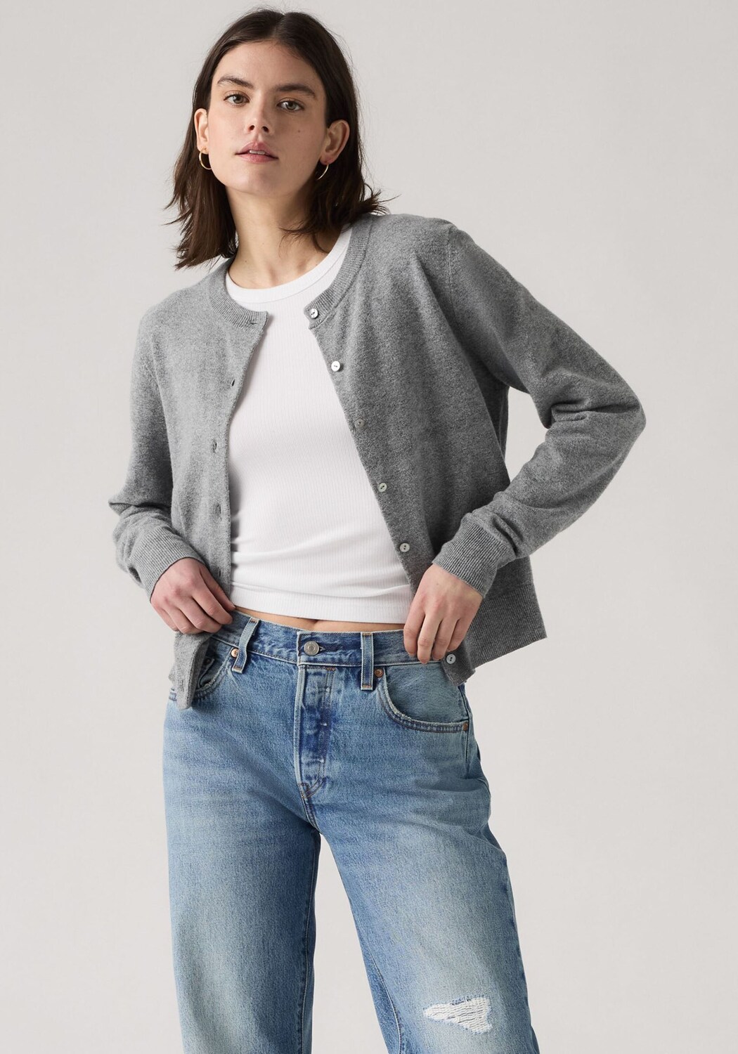 LEVI'S  Вязаный кардиган 'Supersoft Crewneck Cardigan' в сером цвете — фото 2