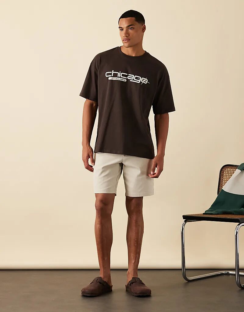 

Футболка свободного кроя ASOS DESIGN с городским принтом коричневого цвета