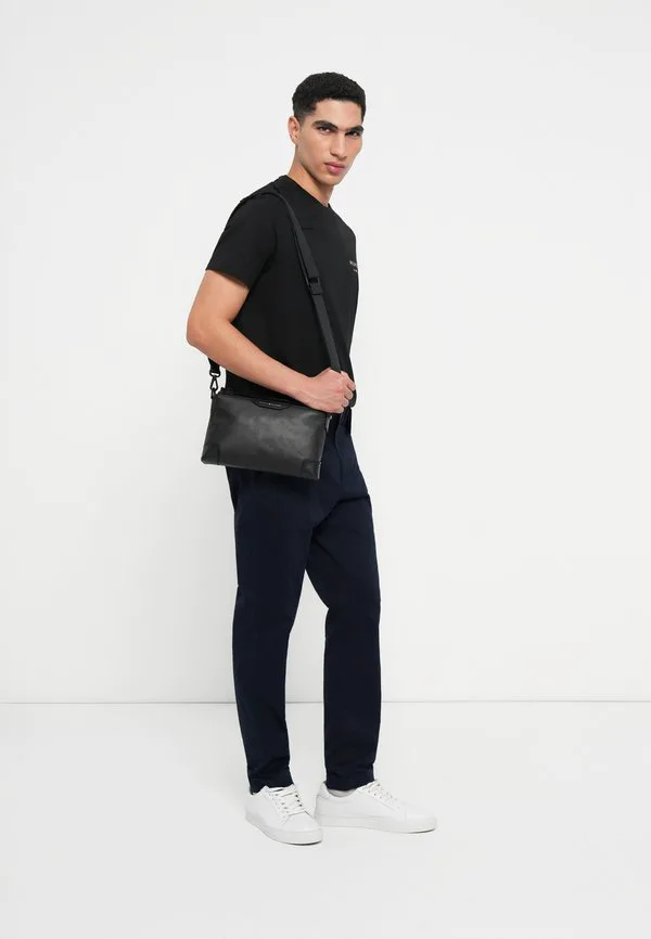 Футболка маленького размера с логотипом бренда, базовая футболка. Tommy Hilfiger, Black — фото 2