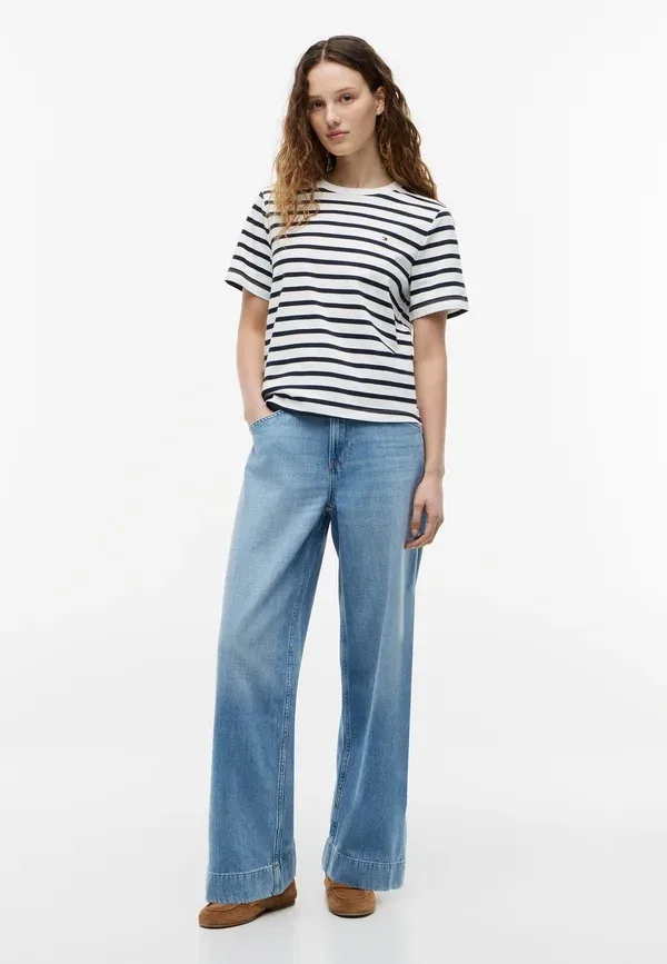 Футболка Tommy Hilfiger Boxy interlock tee print t-shirt, цвет бретон экрю/тёмно-синий