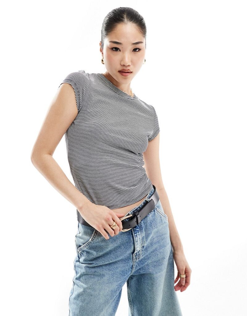 

Темно-сине-белая полосатая детская футболка ASOS DESIGN