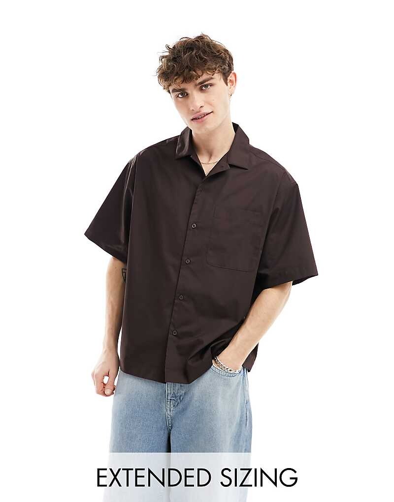 

ASOS DESIGN Темно-коричневая рубашка оверсайз из поплина с короткими рукавами