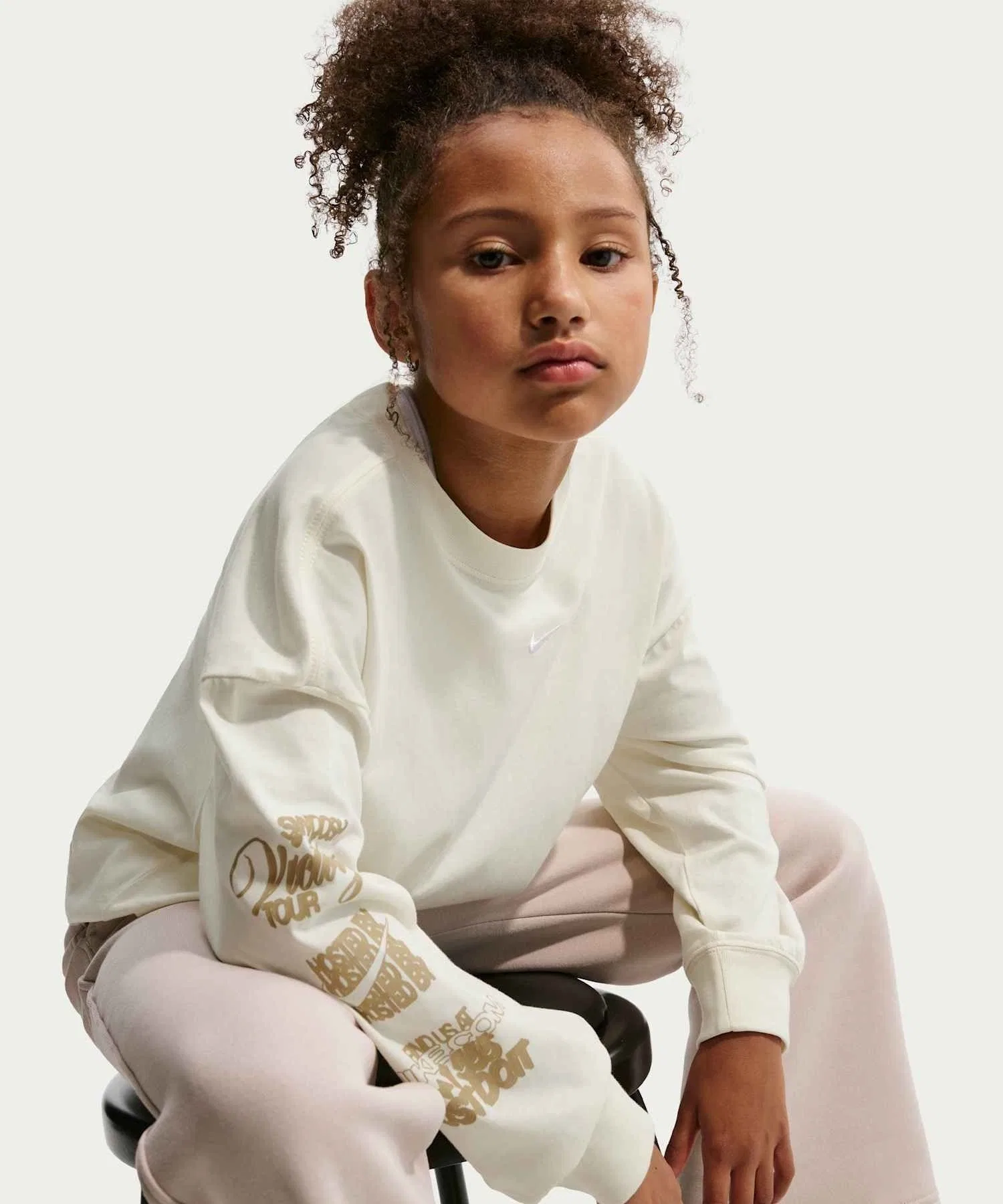 Детская футболка Nike Sportswear Oversized с длинным рукавом Soft Pearl — фото 3