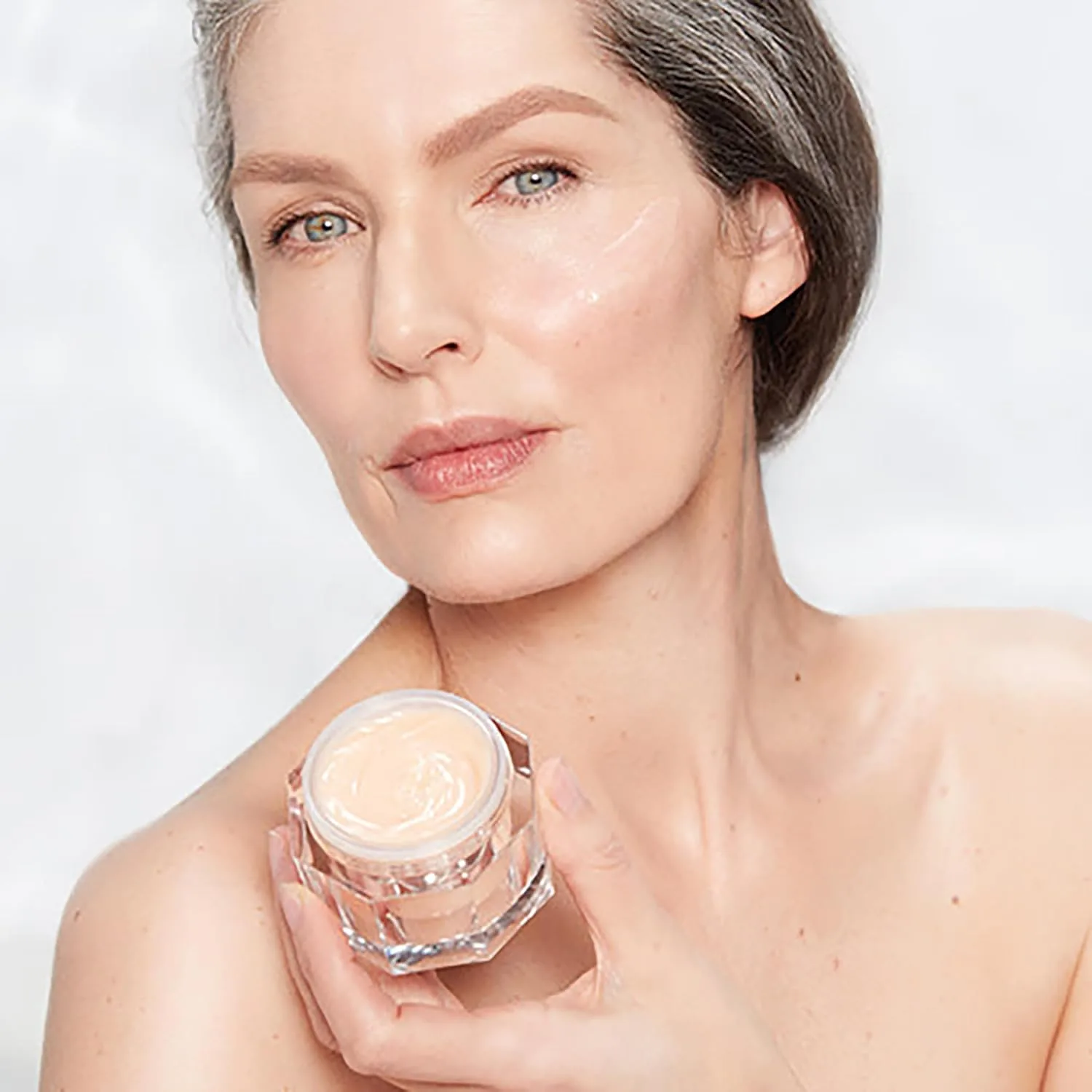 Крем для лица Charlotte Tilbury — Magic Night Cream - увлажняющий с эффектом лифтинга и уплотнения ( .), Red, 14.8 мл — фото 3