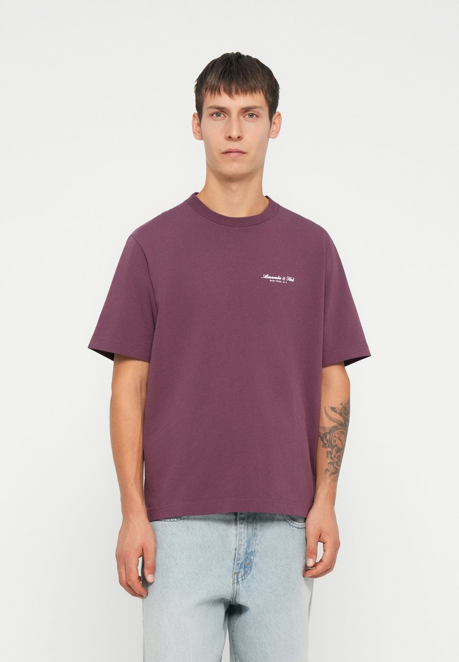 

Футболка Abercrombie & Fitch SCRIPT LOGO, Dark Red