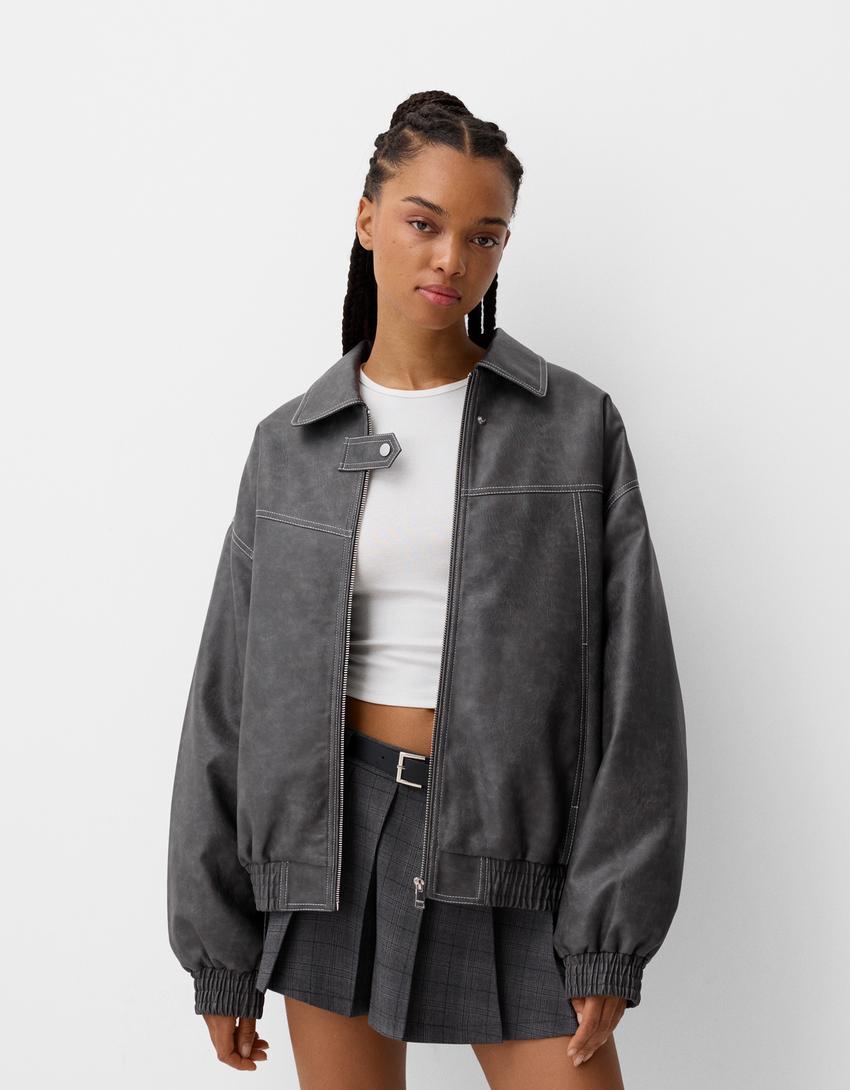 

Куртка oversize из искусственной кожи с вышивкой Bershka, серый