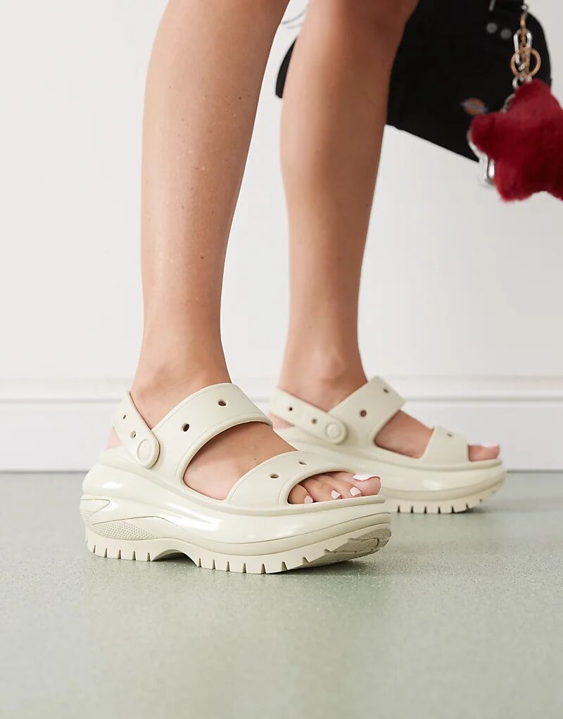 Сандалии Mega Crush в цвете кость Crocs