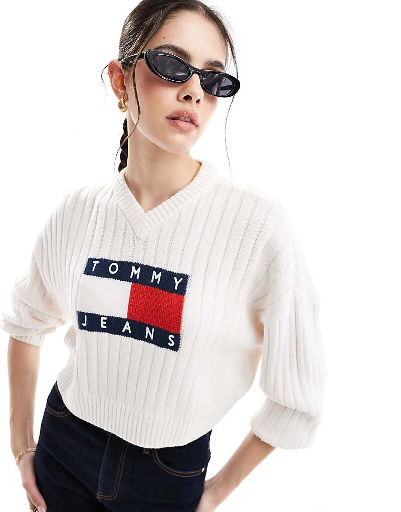 

Tommy Jeans = вязаный свитер белого цвета с флагом