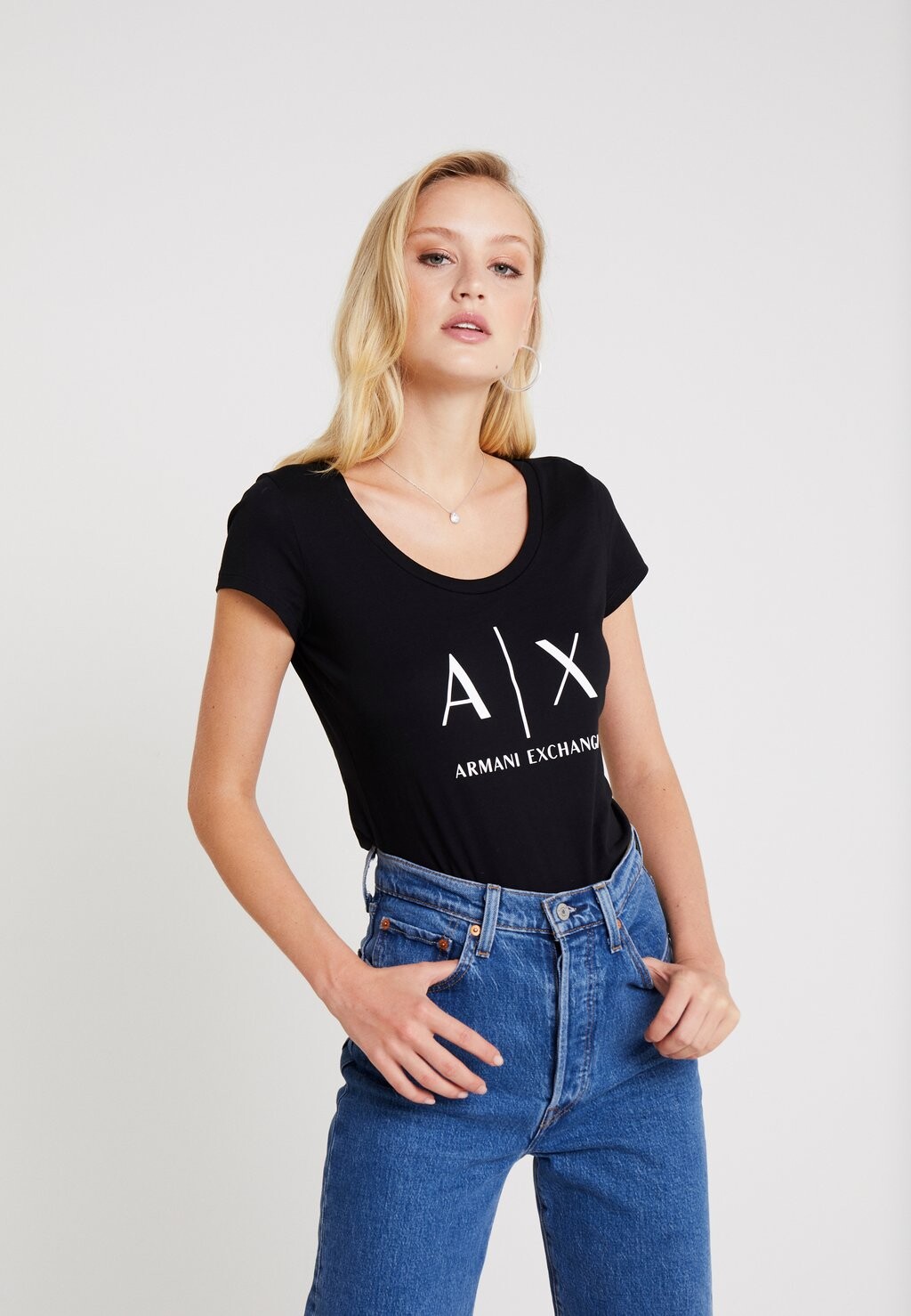 

Футболка с принтом Armani Exchange, черный
