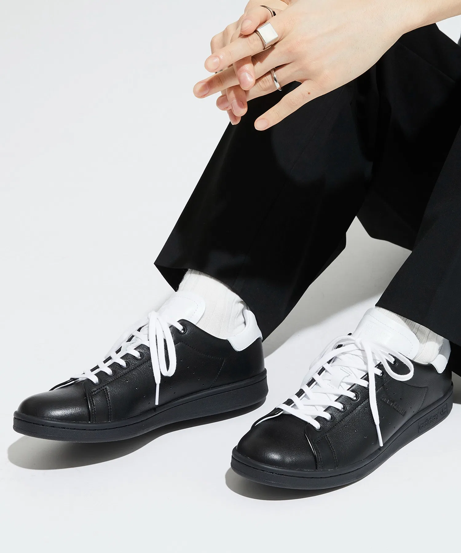 Унисекс кроссовки Stan Smith Lux adidas чёрные с белым